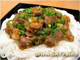 Мясо с луком, морковью и рисовой лапшой