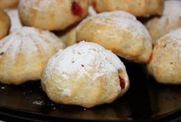 Профитроли с клубникой.