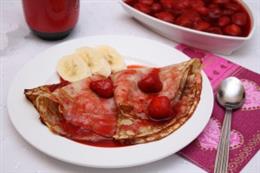 Банановые блинчики в клубничном соусе