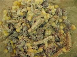 Салат из фасоли с сухарями