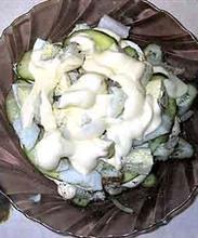 Салат из копченой рыбы с овощами