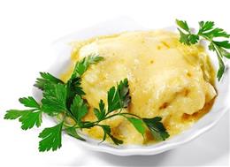 Курица под сыром, луком и майонезом