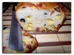 Домашний хлеб с салями, сыром и оливками