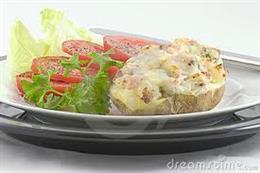 Картофель, фаршированный ветчиной, чесноком и сыром.
