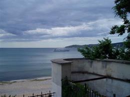 У моря