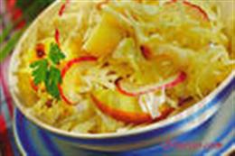Салат из капусты с яблоками и луком