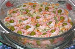 Рисовый салат с креветками и оливками