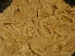Кальмары с овощами в сметанном соусе