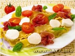 Макароны с беконом, моцареллой и помидорами