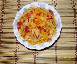 Салат с капустой и овощами