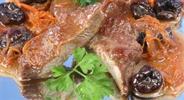 Мясо по-гречески с черносливом и корицей