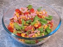 Салат с креветками, кукурузой и помидорами