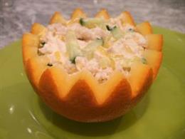 Салат с куриным филе и огурцами в апельсине