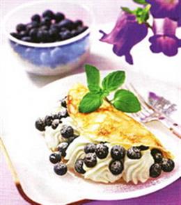 Блины с черникой и взбитыми сливками
